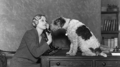 Mujero hablando con su mascota