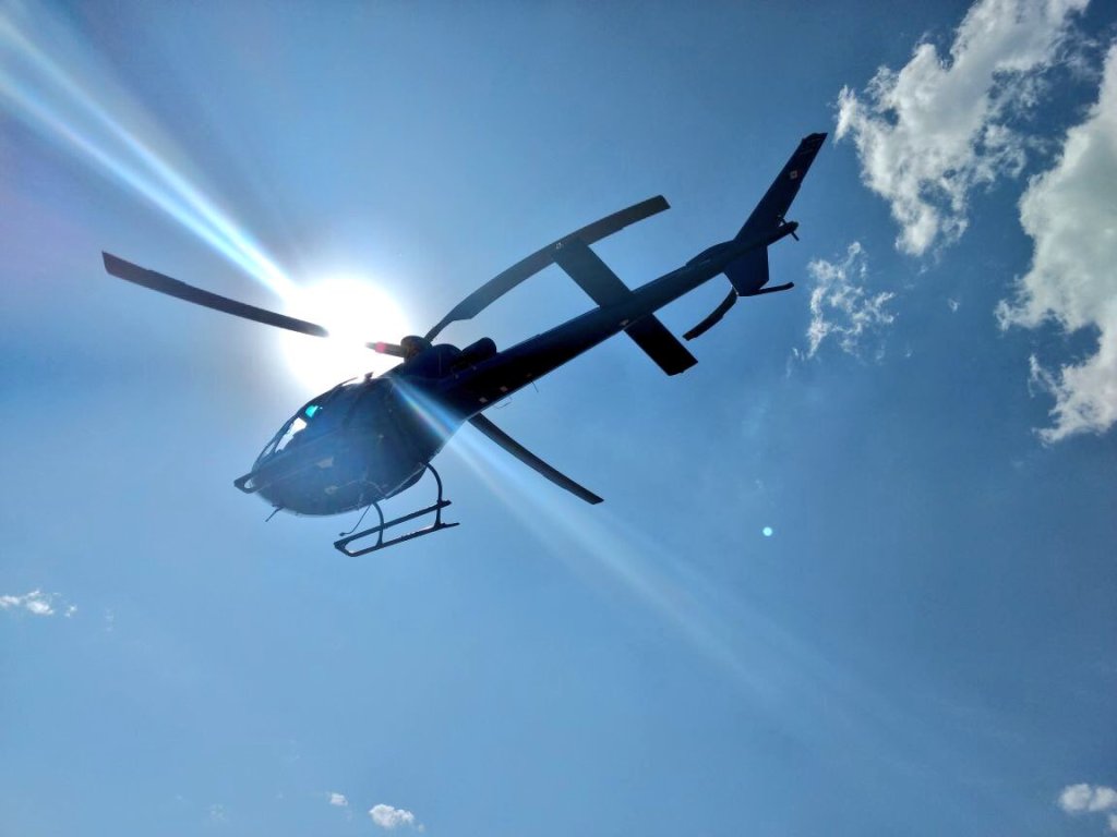 Helicóptero tapando el sol