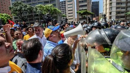 Marcha en Venezuela bloqueada por granaderos
