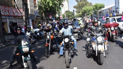 Motoclistas en rodada por la Ciudad de México