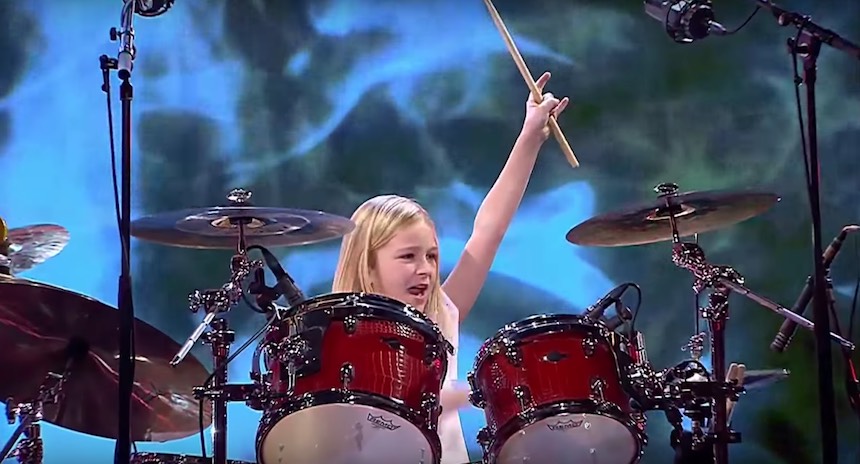 La niña baterista del show de talentos en Dinamarca