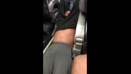 Pasajero es sacado a rastras de vuelo de United Airlines