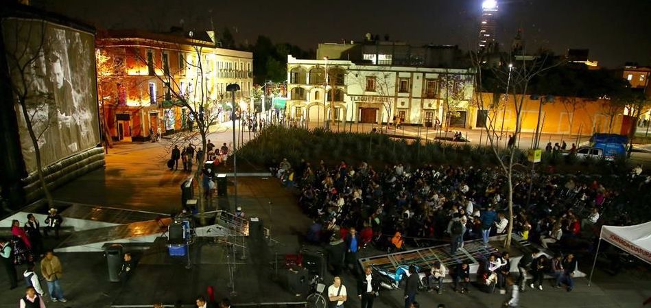 Proyección de película mexicana en la Plaza Garibaldi