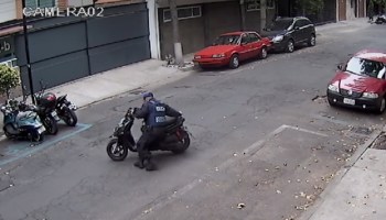 Policía SSP arrastra moto para infraccionarla