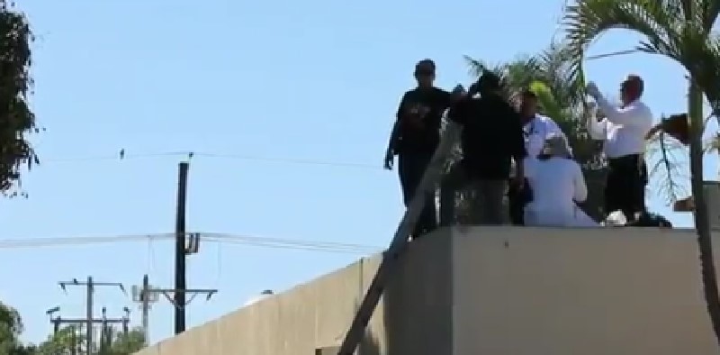 Autoridades recogen uno de los cadáveres arrojados desde una avioneta, en Sinaloa