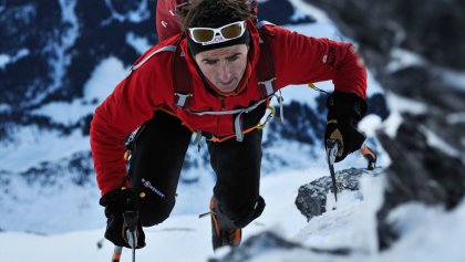 El alpinista suizo Ueli Steck escalando una montaña nevada