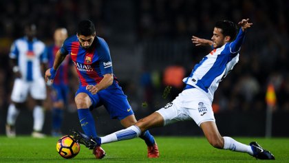 Diego Reyes barre frente a Luis Suarez del Barcelona