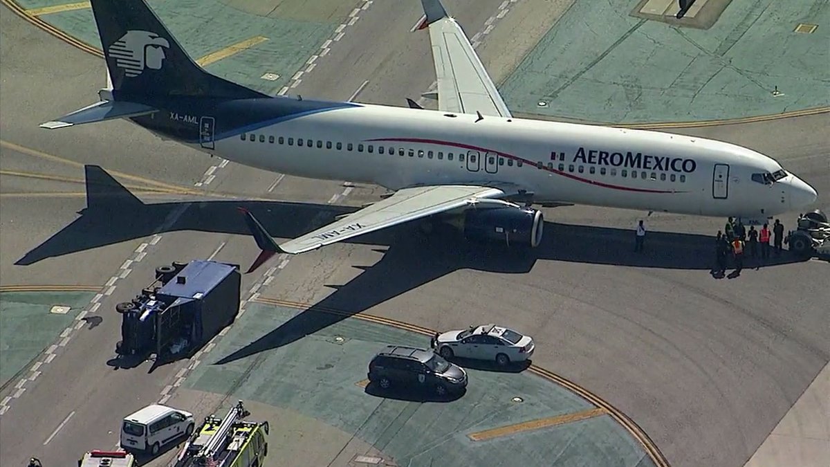 avión de Aeroméxico choca con camión en aeropuerto de Los ángeles