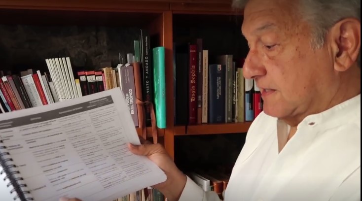 Andrés Manuel López Obrador mostrando evidencia de intromisión de gobierno federal en elecciones del Edomex