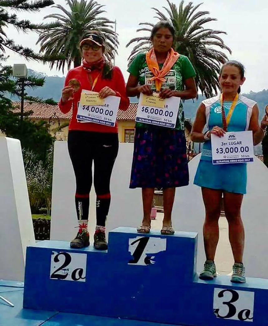 Corredora Tarahumara ganando ultramaratón