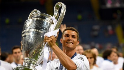 Cristiano Ronaldo levantando la Champions League