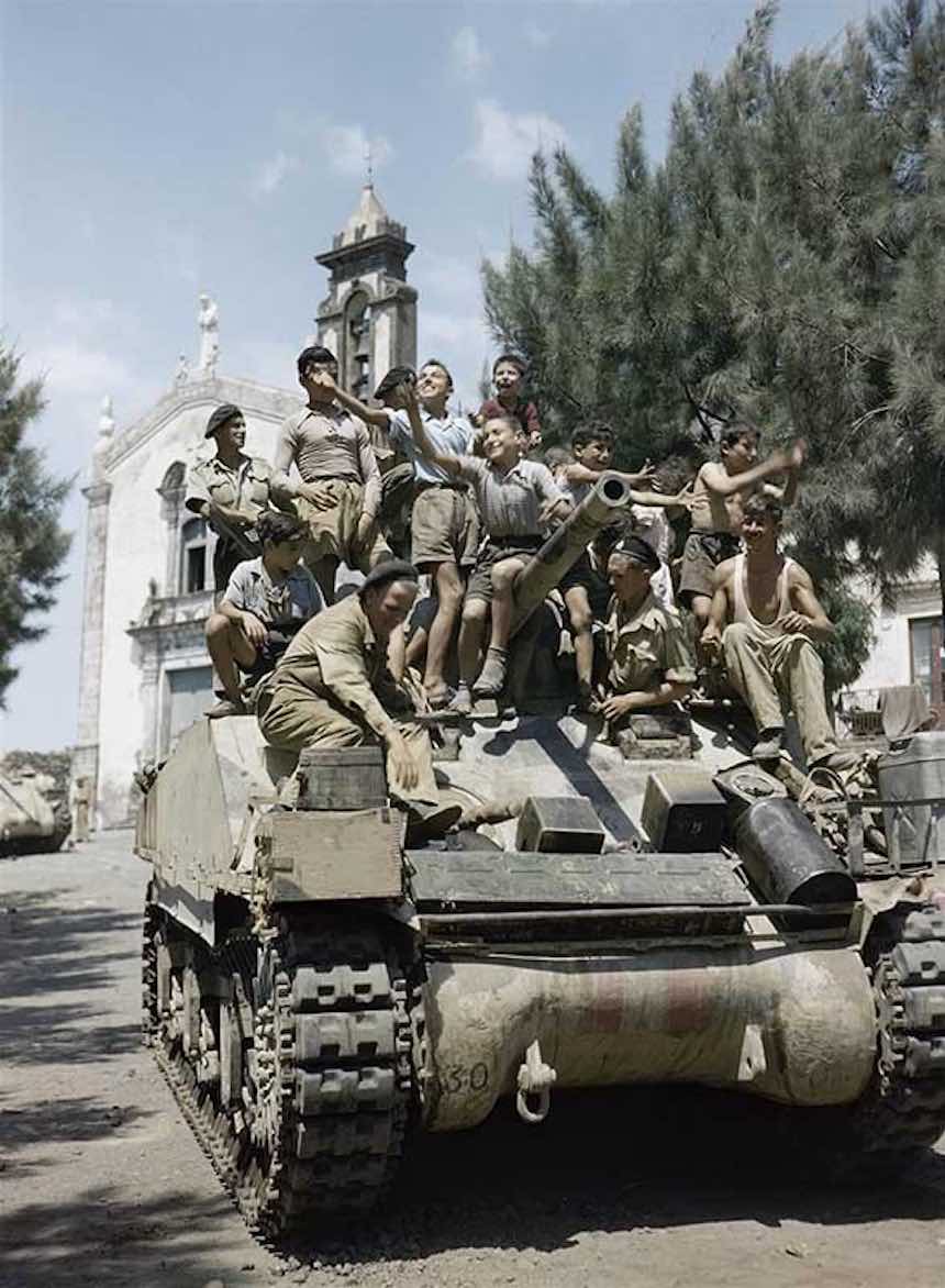 Segunda Guerra Mundial - Niños en un tanque