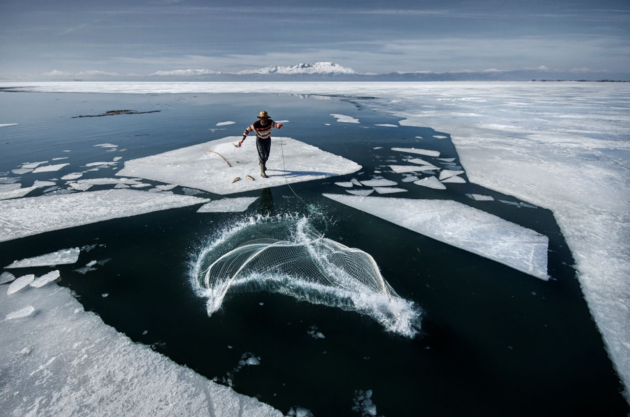 pescando en el hielo