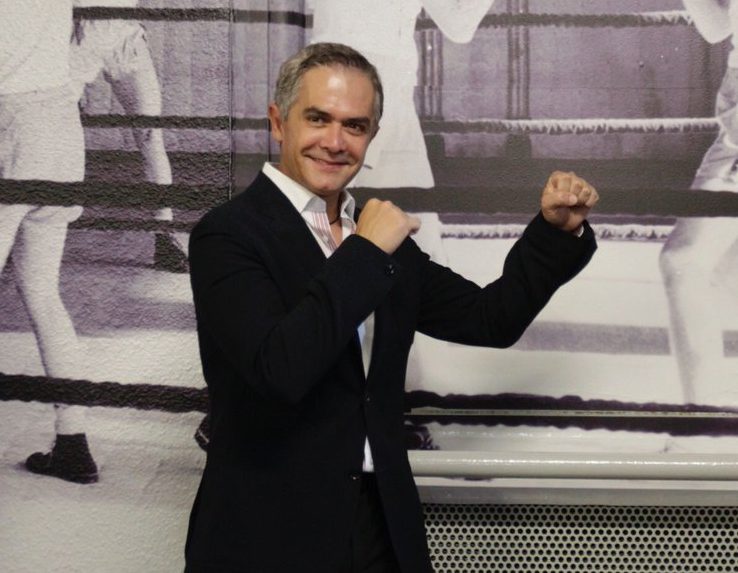 Mancera posando como boxeador en la inauguración del Museo del Boxeo