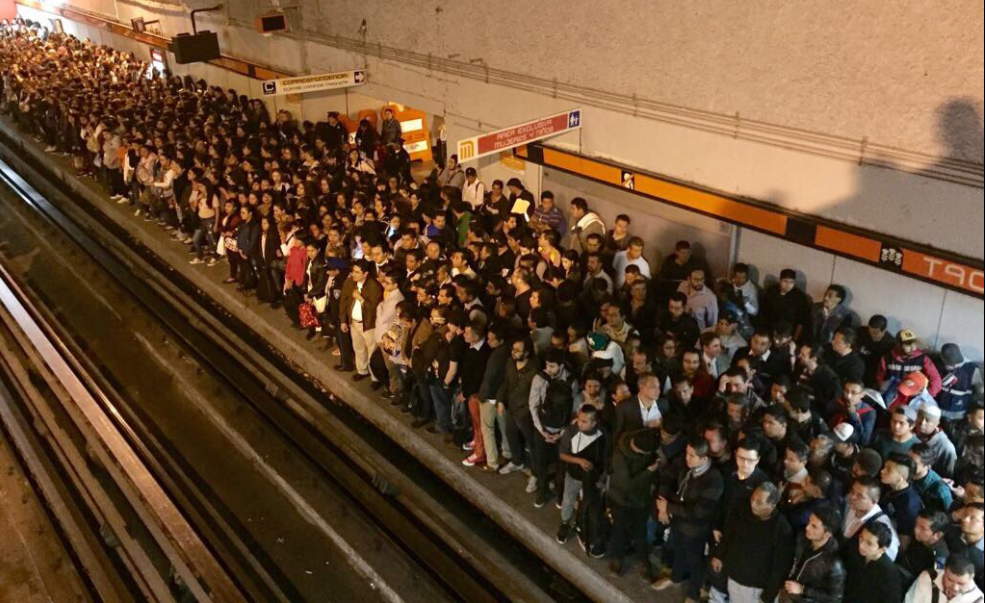 Multitud esperando el metro en Tacuba