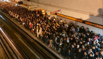 Multitud esperando el metro en Tacuba