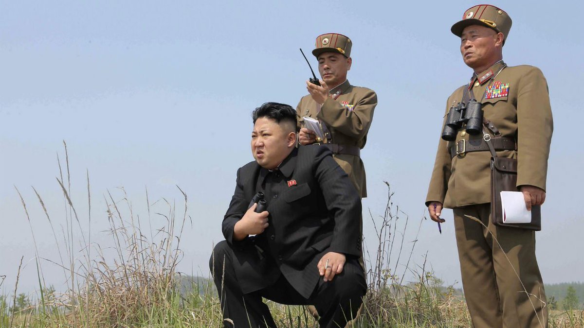 Lider de Corea del Norte acompañado de dos militares