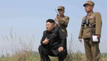 Lider de Corea del Norte acompañado de dos militares