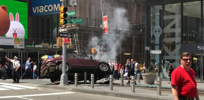 Auto en Times Square arrolla a peatones