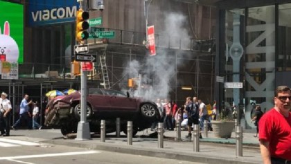 Auto en Times Square arrolla a peatones