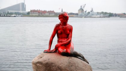 La sirenita de Copenhague pintada de rojo