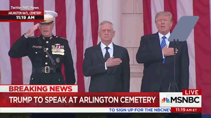 Donald Trump cantando el himno nacional de los Estados Unidos