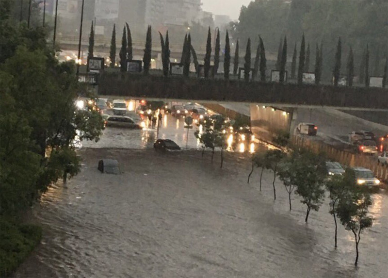 Una fuerte lluvia provocó una gran inundación en Circuito Interior de la CDMX