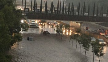 Una fuerte lluvia provocó una gran inundación en Circuito Interior de la CDMX