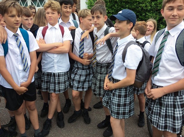 Protesta de alumnos en el condado de Devon, por no dejarlos usar shorts