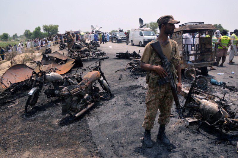 Explosión de camión de combustible en Pakistán