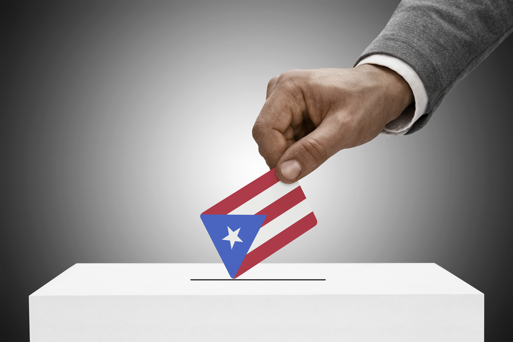 Urna de votos con bandera de Puerto Rico