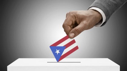 Urna de votos con bandera de Puerto Rico