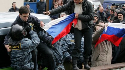 Policias controlan una marcha contra Vladimir Putin en Rusia