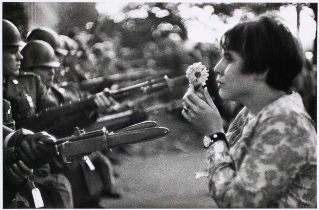 Hippie frente a soldados (1967)