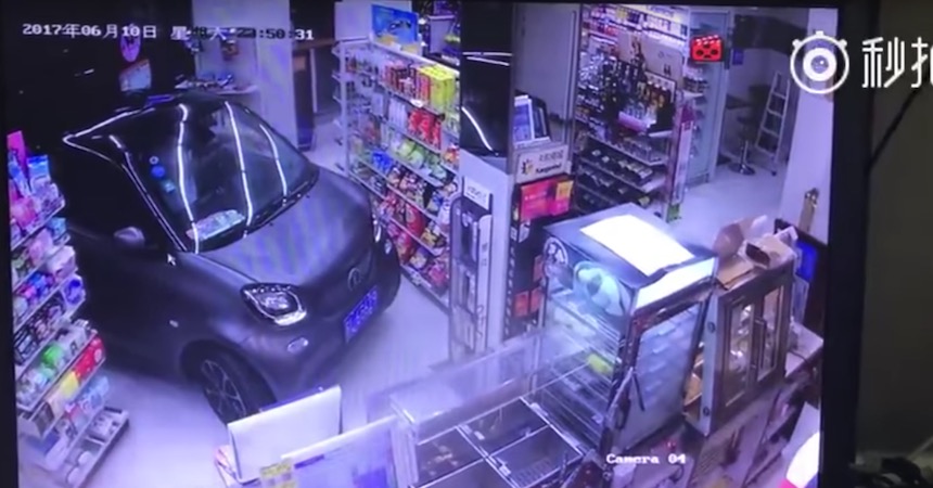 Video - El sujeto chino que metió su coche a una tienda