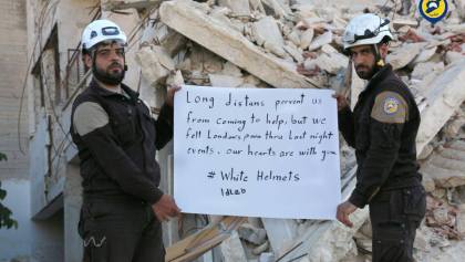 solidaridad de los cascos blancos sirios ante el incendio de Londres