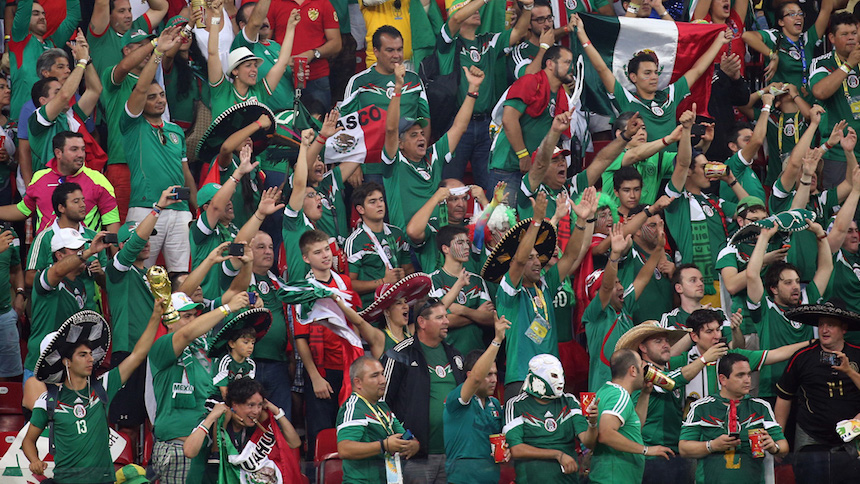 Aficionados mexicanos gritando