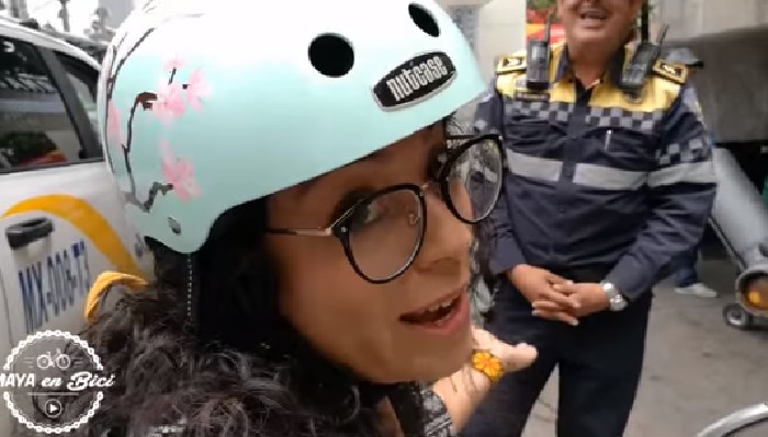 Ciclista enseñándole el reglamento a policía de tránsito