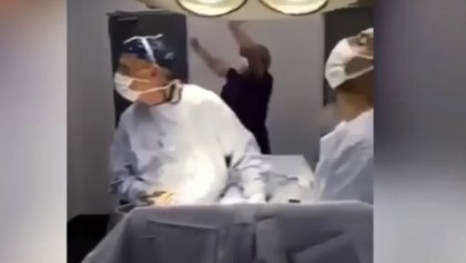 Médicos detienen cirugía para ver futbol