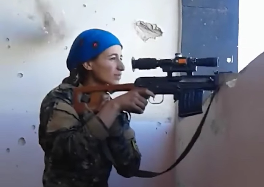 Francotiradora kurda casi recibe un tiro en la cabeza