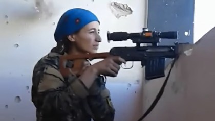 Francotiradora kurda casi recibe un tiro en la cabeza