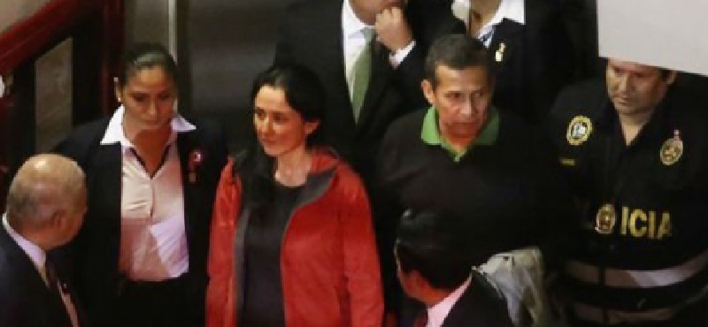 El expresidente de Perú, Ollanta Humala y su esposa, entregándose