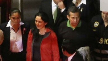 El expresidente de Perú, Ollanta Humala y su esposa, entregándose