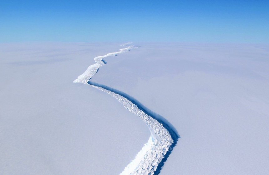 Iceberg de mil millones de toneladas se desprende de la Antártida