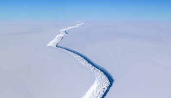 Iceberg de mil millones de toneladas se desprende de la Antártida