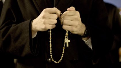 Sacerdote echándose el rosario