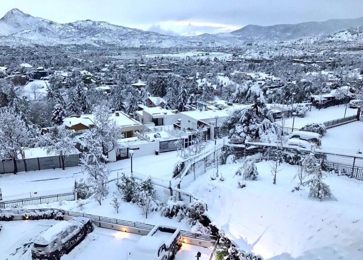 La ciudad de Santiago de Chile cubierta de nieve