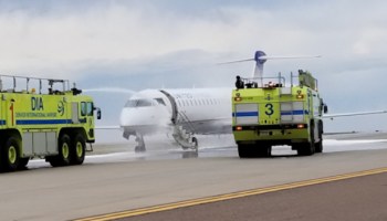 United Airlines - Avión con motor en llamas