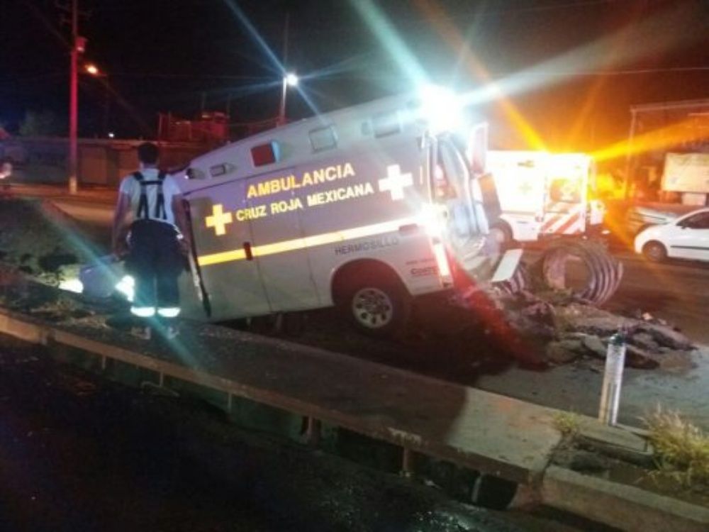 Ambulancia cae en socavón