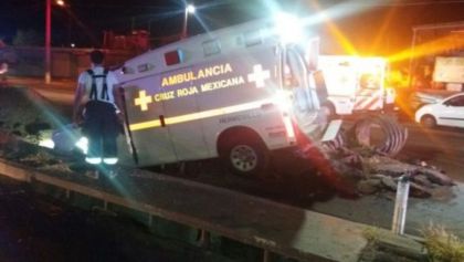 Ambulancia cae en socavón